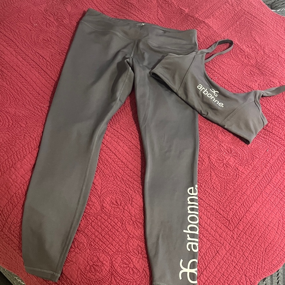 Arbonne Charcoal Activewear Set
Great condition no wear and holes.